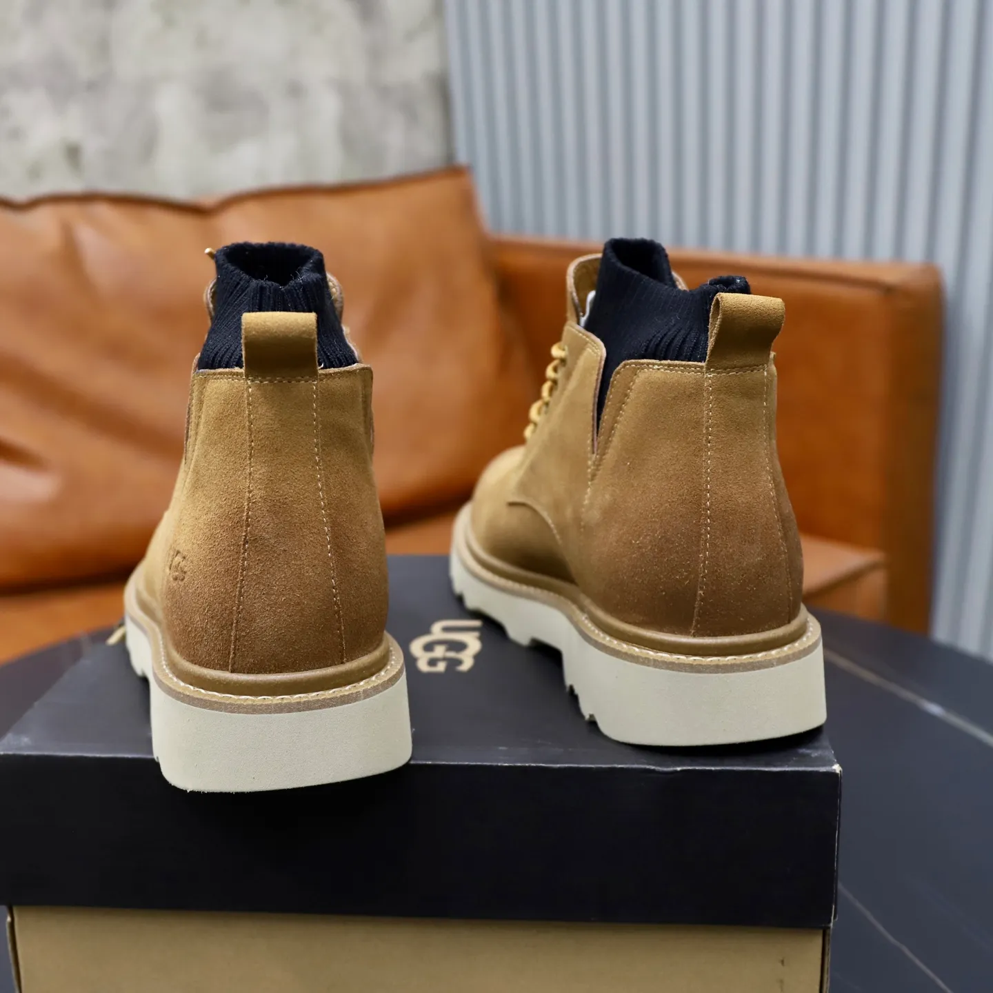 Ex-factory price: 640💰Thick wool imported from Australia Brand: UGG genuine purchase Size: 39-44 Grade: Official website 1:1 Material: First layer of genuine leather waterproof and antifreeze upper Real wool lining Original non-slip soft wear-resistant outsole Style category: Men's casual shoes Trendy style Comfortable on the feet Color: Official website color synchronization